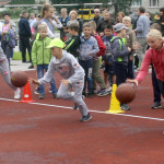 Мальчишки и девчонки различных возрастов соревновались в "Весёлых стартах"